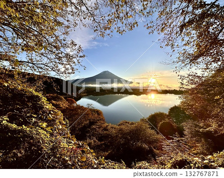 秋色斑斕的樹木、富士山和晨曦 132767871