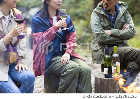 一家人在露營地點燃篝火 132768156