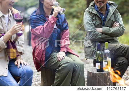 一家人在露營地點燃篝火 132768157