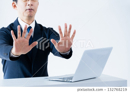 A man who makes a stop gesture 132768219