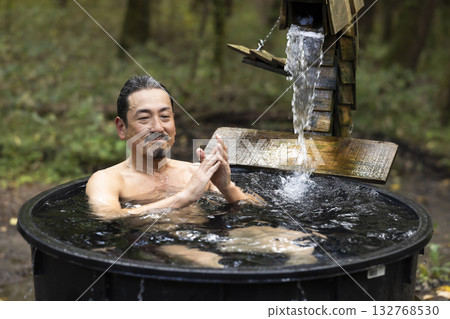 A man in his 50s enjoying the sauna 132768530