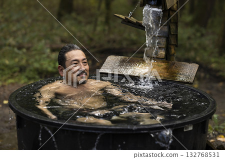 A man in his 50s enjoying the sauna 132768531