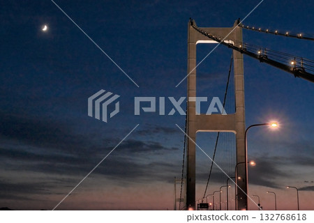 來島海峽大橋美麗的夜景 來島海峽大橋美麗的夜景 132768618