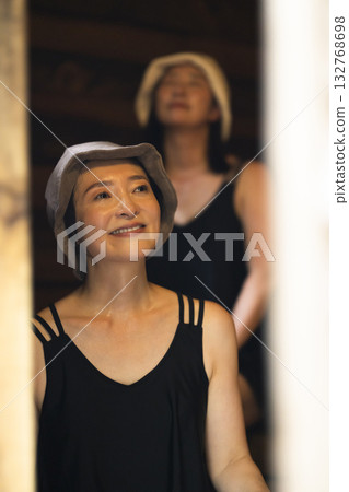 婦女享受桑拿 132768698