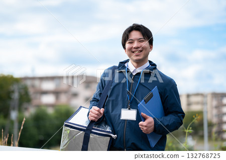 Businessman with a cooler bag 132768725