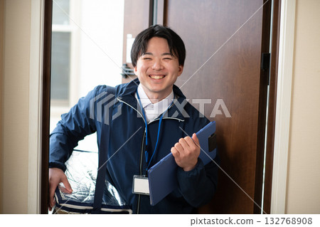 Businessman with a cooler bag 132768908