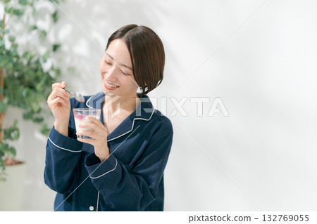穿著睡衣的女人在吃甜點 132769055