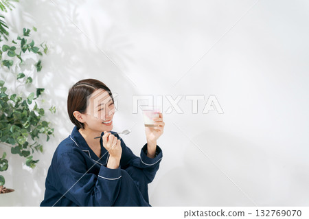 穿著睡衣的女人在吃甜點 132769070