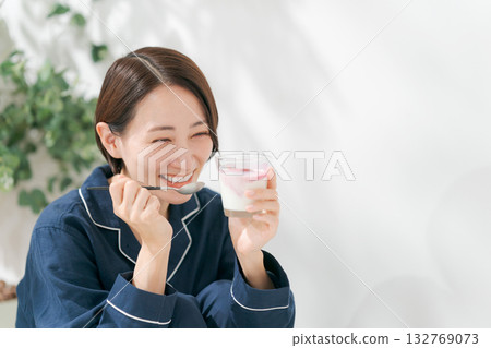 穿著睡衣的女人在吃甜點 穿著睡衣的女人在吃甜點 132769073