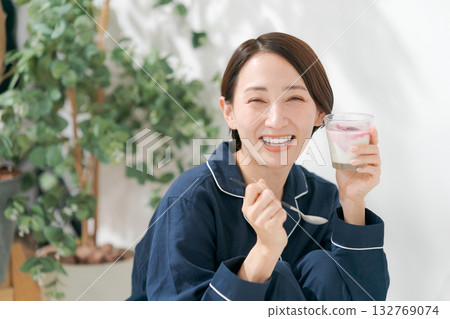 穿著睡衣的女人在吃甜點 穿著睡衣的女人在吃甜點 132769074