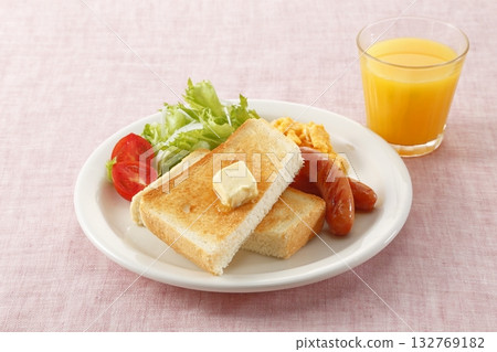 塗抹奶油的吐司早餐圖片 132769182