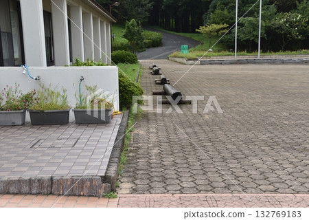 山中某設施廣場上的長椅 132769183