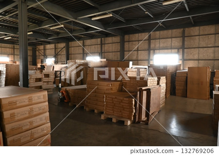 庫存堆積後的倉庫景象 庫存堆積後的倉庫景象 132769206