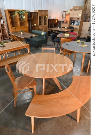 Alder round dining table Alder round dining table 132769207