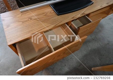 一張木製電視櫃的圖片，抽屜已被移除。 132769208