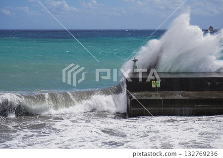 八丈島索古堂港 波濤洶湧的大海 132769236