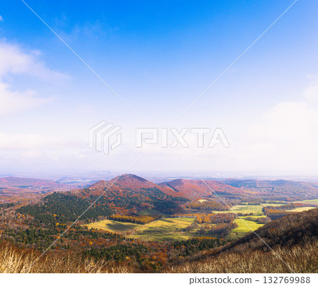 Autumn scenery of the Tokachi Plain with autumn leaves seen from the Karikachi Pass Observatory Autumn scenery of the Tokachi Plain with autumn leaves seen from the Karikachi Pass Observatory 132769988