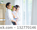 一家人正望著窗外。 132770146