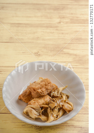 舞茸菇炸豆腐燉菜 132770171