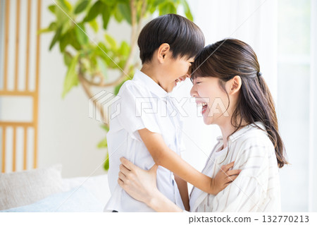 媽媽和男孩的家庭合影 132770213