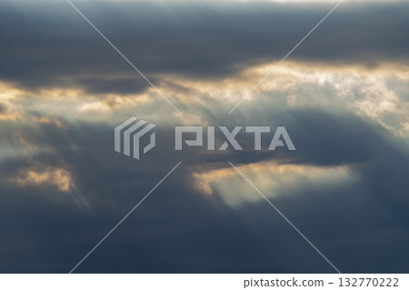 透過雲層縫隙照射進來的光線 b-1 132770222
