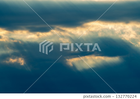 透過雲層縫隙的光線 b-3 暖色和冷色 132770224