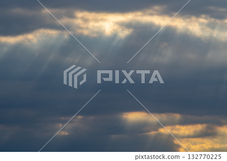 透過雲層縫隙照射進來的光線 c-1 132770225