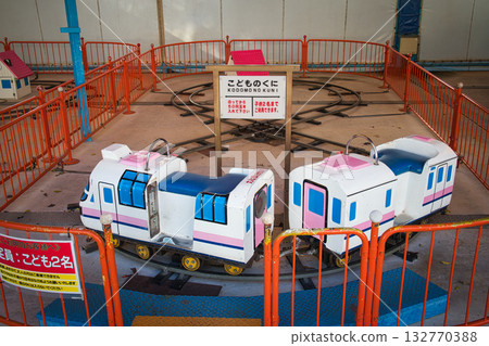 當地一個深受兒童喜愛的遊樂園,裡面有許多色彩繽紛的遊樂設施。 當地一個深受兒童喜愛的遊樂園,裡面有許多色彩繽紛的遊樂設施。 132770388