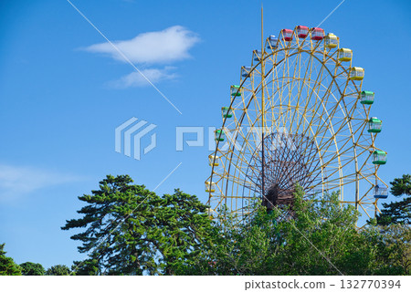 當地一個深受兒童喜愛的遊樂園，裡面有許多色彩繽紛的遊樂設施。 132770394