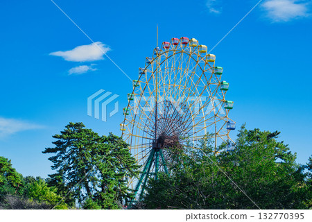 當地一個深受兒童喜愛的遊樂園,裡面有許多色彩繽紛的遊樂設施。 當地一個深受兒童喜愛的遊樂園,裡面有許多色彩繽紛的遊樂設施。 132770395