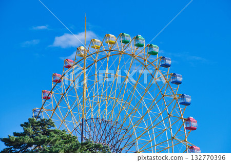 當地一個深受兒童喜愛的遊樂園，裡面有許多色彩繽紛的遊樂設施。 132770396