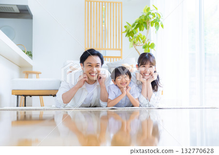 家庭照片:一家人躺在地板上 家庭照片:一家人躺在地板上 132770628