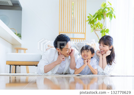 家庭照片：一家人躺在地板上 132770629