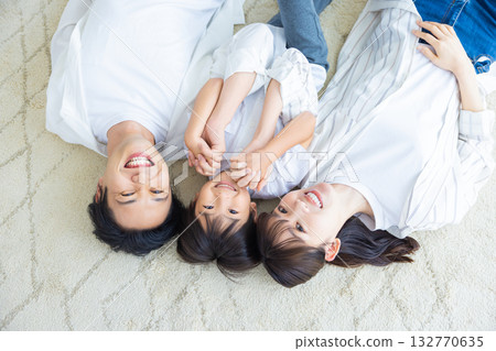 家庭照片:一家人躺在地板上 家庭照片:一家人躺在地板上 132770635
