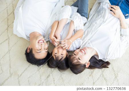 家庭照片：一家人躺在地板上 132770636