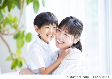 媽媽和男孩的家庭合影 132770661