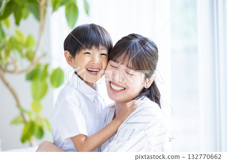 媽媽和男孩的家庭合影 媽媽和男孩的家庭合影 132770662