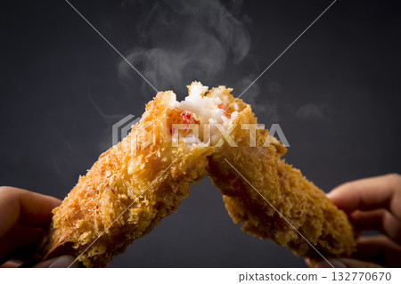 The moment I split open a big, freshly fried shrimp 132770670