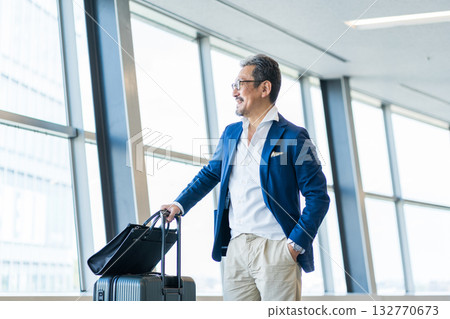 Middle-aged senior man going on a trip Middle-aged senior man going on a trip 132770673