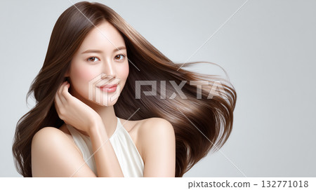一位容貌出眾的女性，擁有柔軟、飄逸、光澤亮麗的秀髮。 132771018