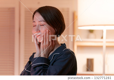 一位女士晚上在房間裡做護膚。 132771281