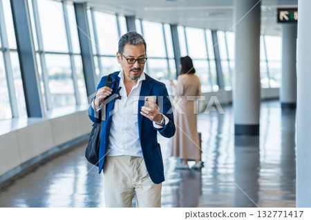 Middle-aged senior man going on a trip Middle-aged senior man going on a trip 132771417