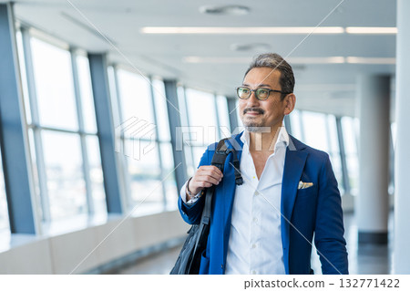 中年老年男子外出旅行 132771422