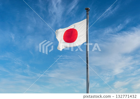 太陽旗在藍藍的天空中飄揚 132771432