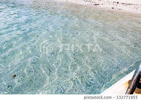 搭乘渡輪前往無人居住的座間味島。您可以前往安室島、卡比島和阿根敷島。座間味港，座間味島，慶良間群島，島尻郡，沖繩縣 132771955