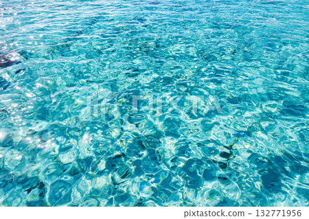 搭乘渡輪前往無人居住的座間味島。您可以前往安室島、卡比島和阿根敷島。座間味港，座間味島，慶良間群島，島尻郡，沖繩縣 132771956