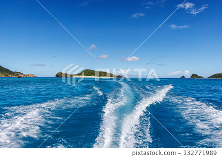 搭乘渡輪前往無人居住的座間味島。您可以前往安室島、卡比島和阿根敷島。座間味港，座間味島，慶良間群島，島尻郡，沖繩縣 132771989