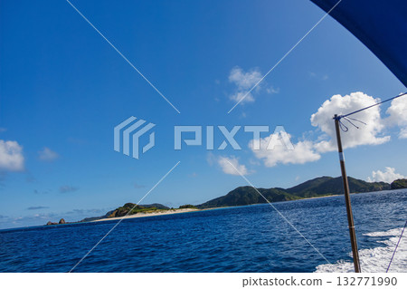 搭乘渡輪前往無人居住的座間味島。您可以前往安室島、卡比島和阿根敷島。座間味港，座間味島，慶良間群島，島尻郡，沖繩縣 132771990