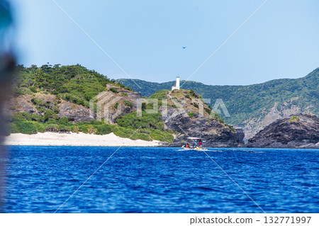 搭乘渡輪前往無人居住的座間味島。您可以前往安室島、卡比島和阿根敷島。座間味港,座間味島,慶良間群島,島尻郡,沖繩縣 搭乘渡輪前往無人居住的座間味島。您可以前往安室島、卡比島和阿根敷島。座間味港,座間味島,慶良間群島,島尻郡,沖繩縣 132771997