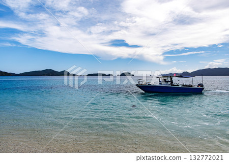 搭乘渡輪前往無人居住的座間味島。您可以前往安室島、卡比島和阿根敷島。座間味港,座間味島,慶良間群島,島尻郡,沖繩縣 搭乘渡輪前往無人居住的座間味島。您可以前往安室島、卡比島和阿根敷島。座間味港,座間味島,慶良間群島,島尻郡,沖繩縣 132772021